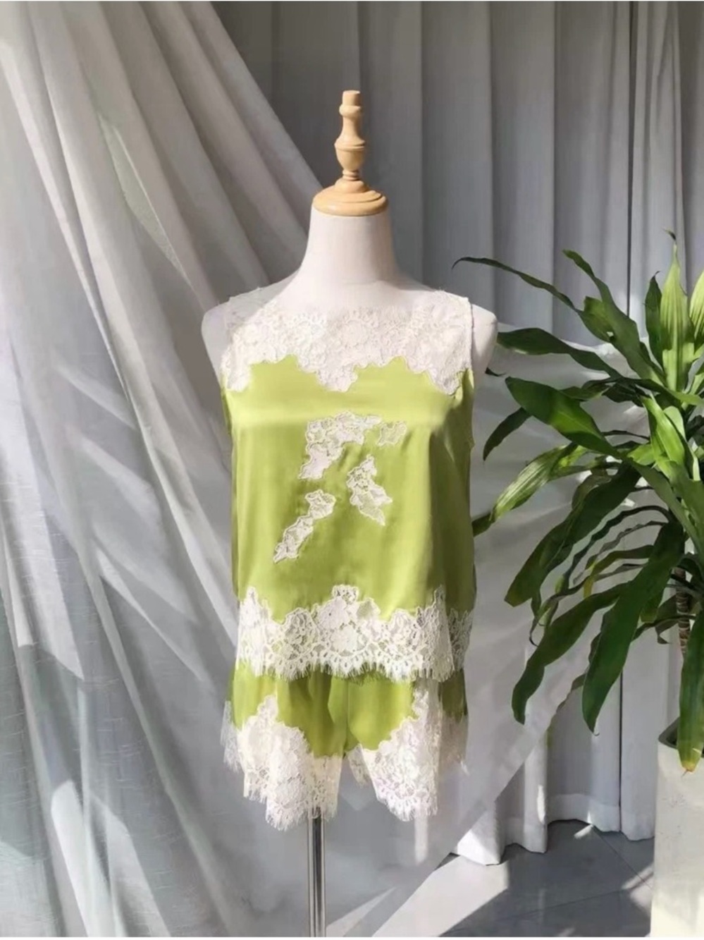 NWT Doen Iona Green Silk Lace-Trim Sleep Shorts with Cream Lace (small) - Picture 3 of 9